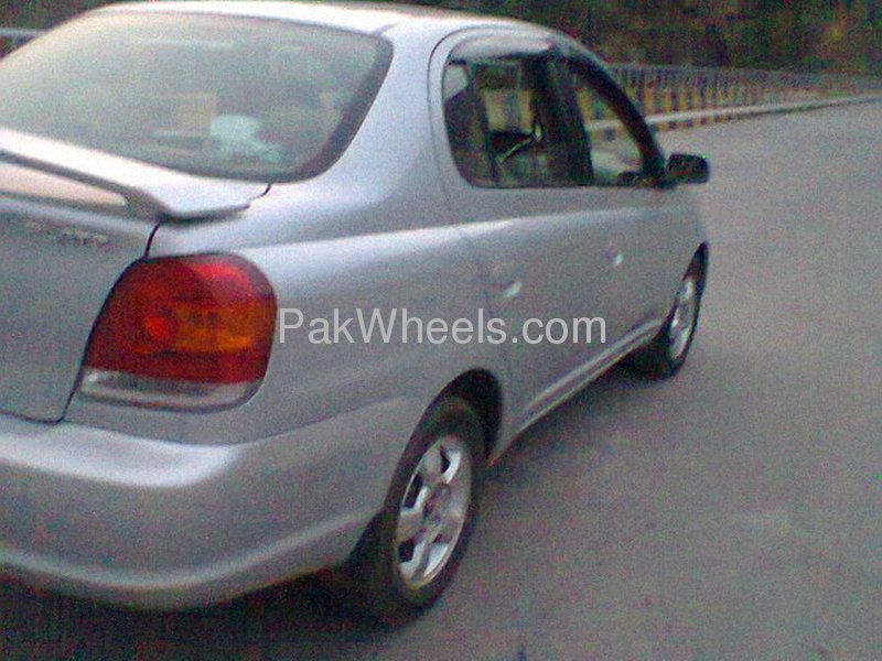 Toyota Platz 2003