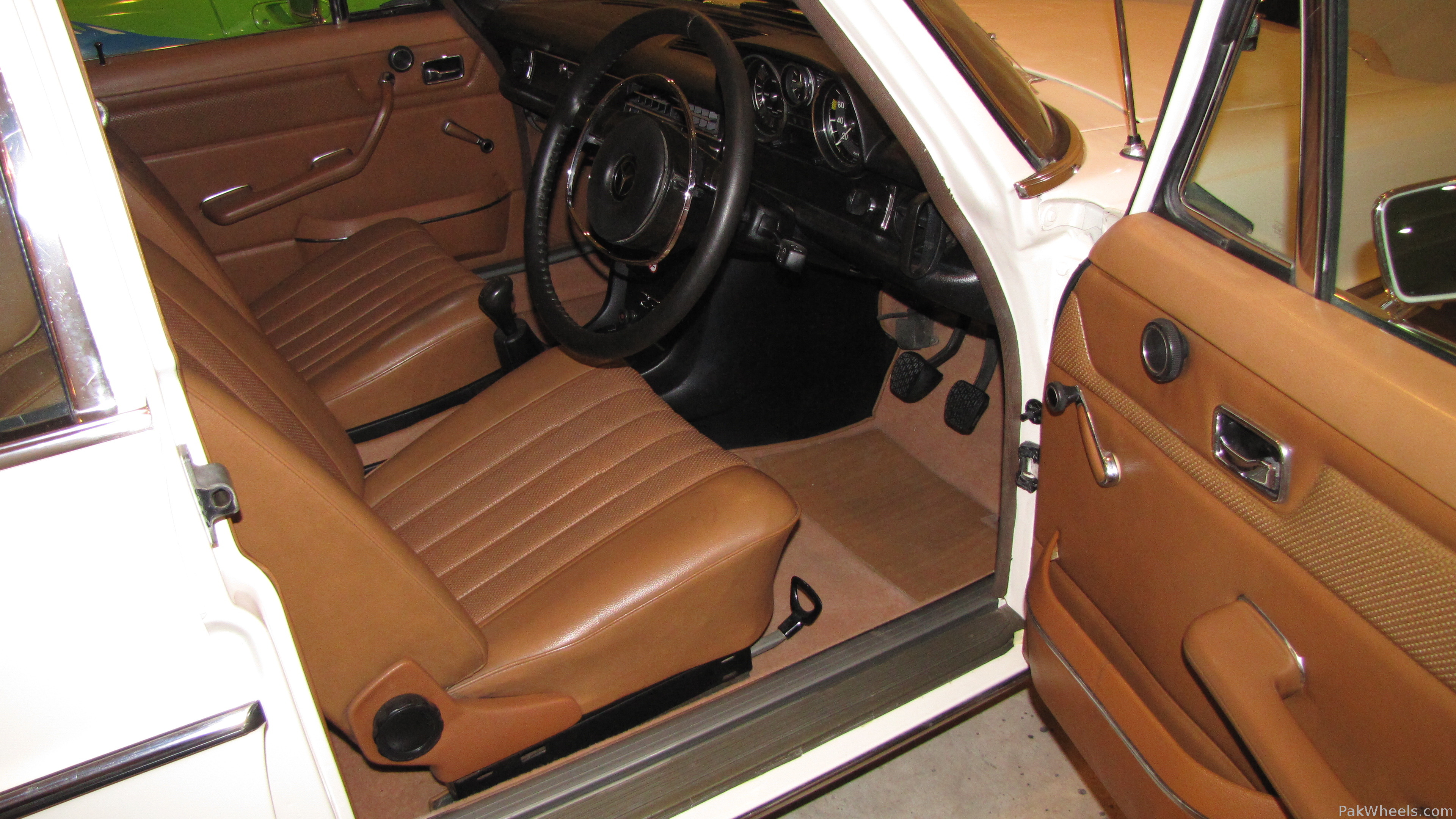 Mercedes Benz E Class - 1972 Mercedes-Benz 220 W115 (YCCC) Mercedes Benz E Class - 1972 Mercedes-Benz 220 W115 (YCCC) Image-7