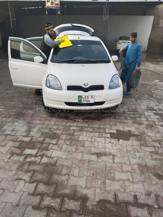Toyota Vitz 2000 for Sale in Peshawar Image-1