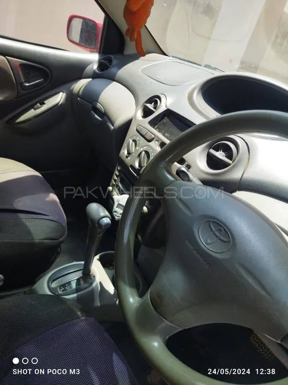 Toyota Vitz 2000 for Sale in Swat Image-1