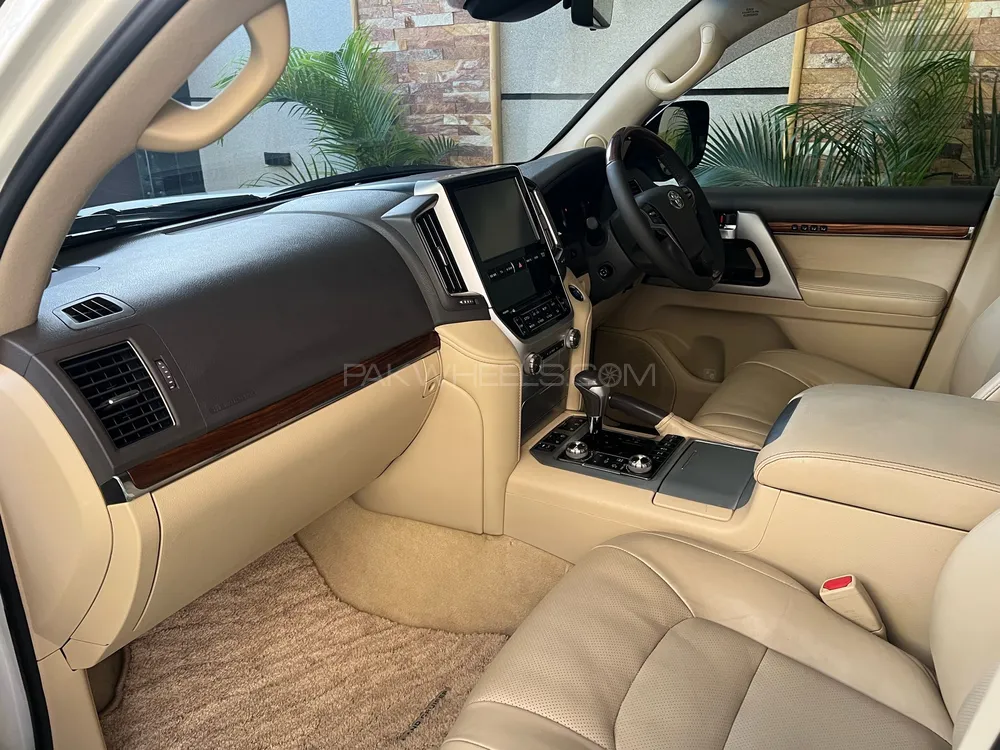 Toyota Land Cruiser 2015 for Sale in Karachi Toyota Land Cruiser 2015 for Sale in Karachi Image-13