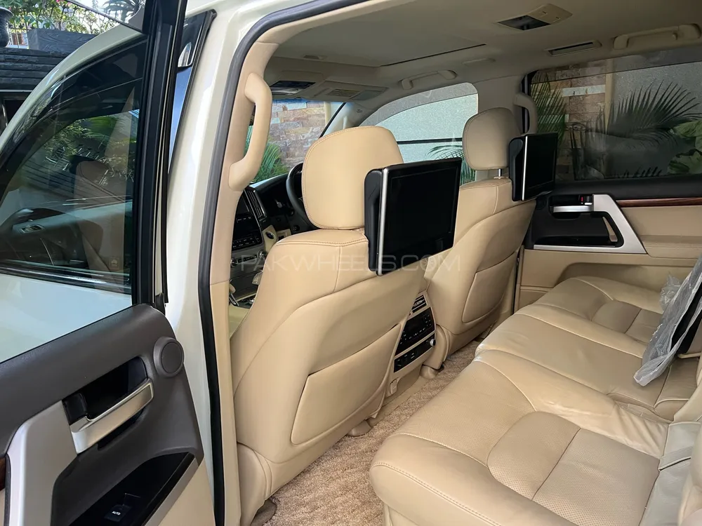 Toyota Land Cruiser 2015 for Sale in Karachi Toyota Land Cruiser 2015 for Sale in Karachi Image-12