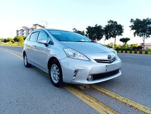 Toyota Prius Alpha G 2013 for Sale