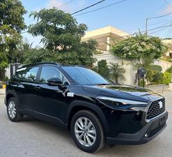 TOYOTA COROLLA CROSS 1.8 HEV X TOP OF THE LINE (1800cc) ZERO METER
Model 2024 | Registered 2024
Black Color
Top of the line
Brand New 
Ready Delivery 
Exchange possible with any car

For inspection
Available at SUPREME CARS
Plot # 151/F,Under Imam heights,Shop no.1&2, Main Khalid Bin Walid Rd, Karachi, Sindh 75400

|  Premium Cars |  Best Prices |  Optimum Performance | 
#supremecarsgang