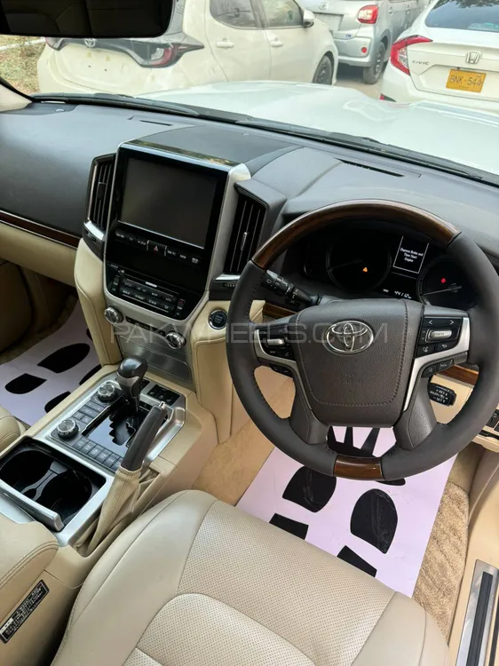 Toyota Land Cruiser 2015 for Sale in Karachi Toyota Land Cruiser 2015 for Sale in Karachi Image-10