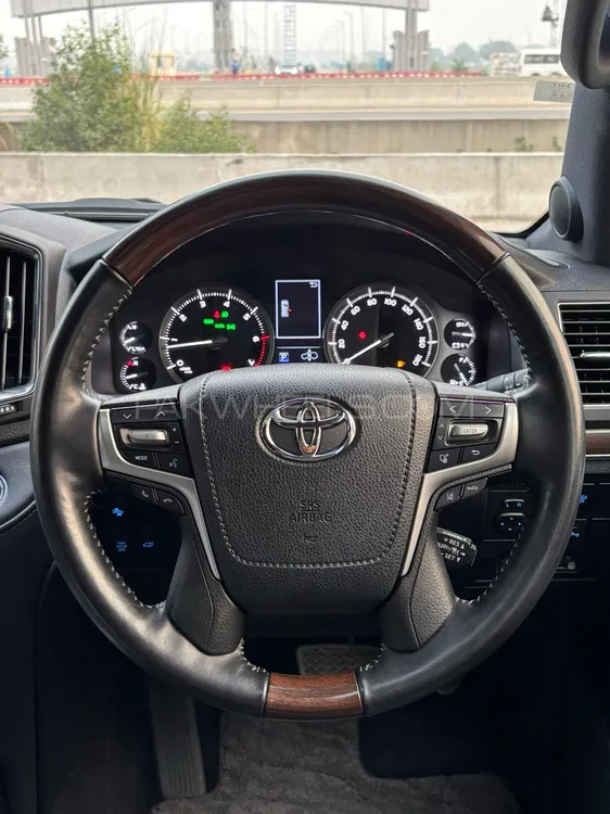 Toyota Land Cruiser 2018 for Sale in Lahore Toyota Land Cruiser 2018 for Sale in Lahore Image-14