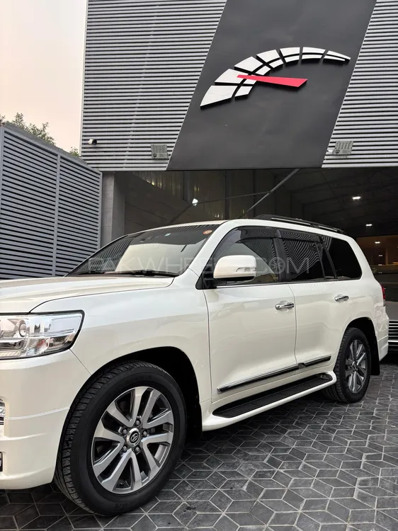 Toyota Land Cruiser 2018 for Sale in Lahore Toyota Land Cruiser 2018 for Sale in Lahore Image-2