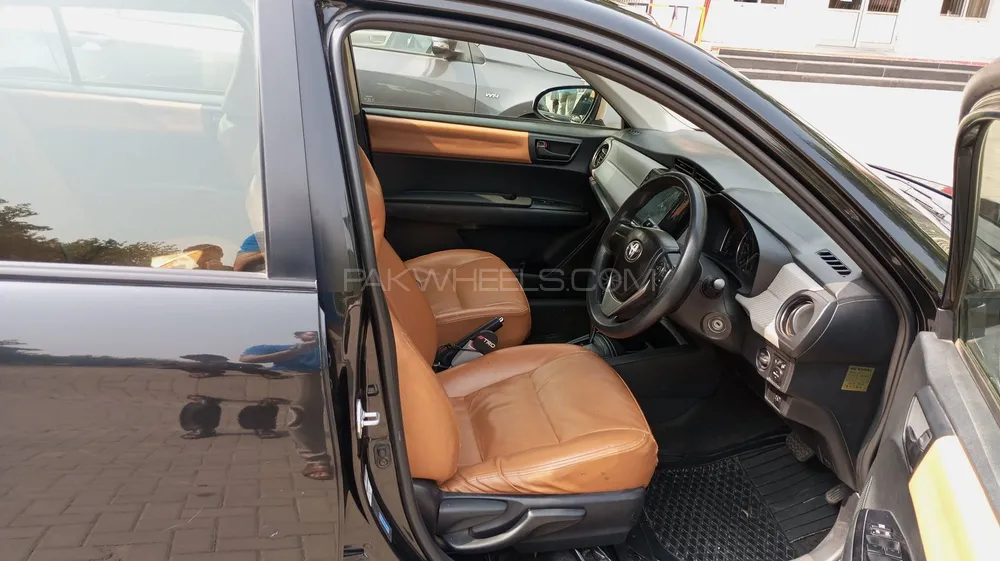 Toyota Corolla Axio 2015 for Sale in Rawalpindi Toyota Corolla Axio 2015 for Sale in Rawalpindi Image-4