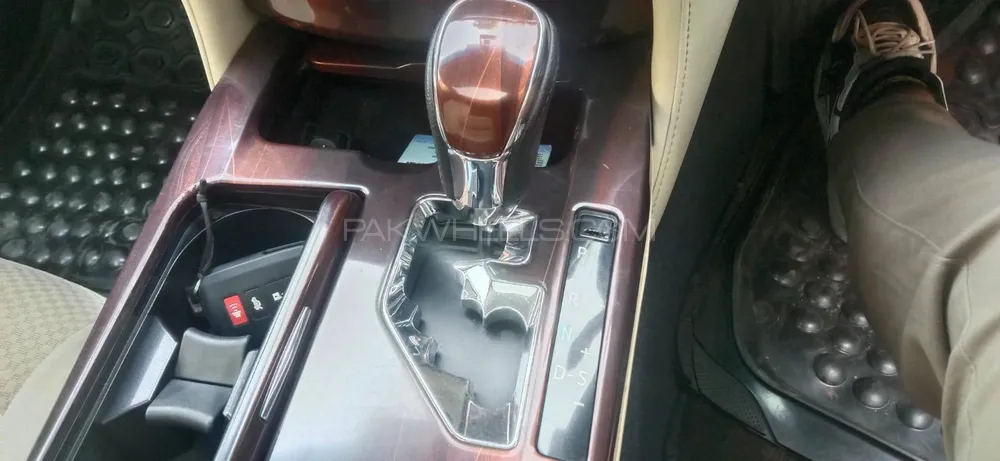 Toyota Crown 2014 for Sale in Lahore Toyota Crown 2014 for Sale in Lahore Image-9