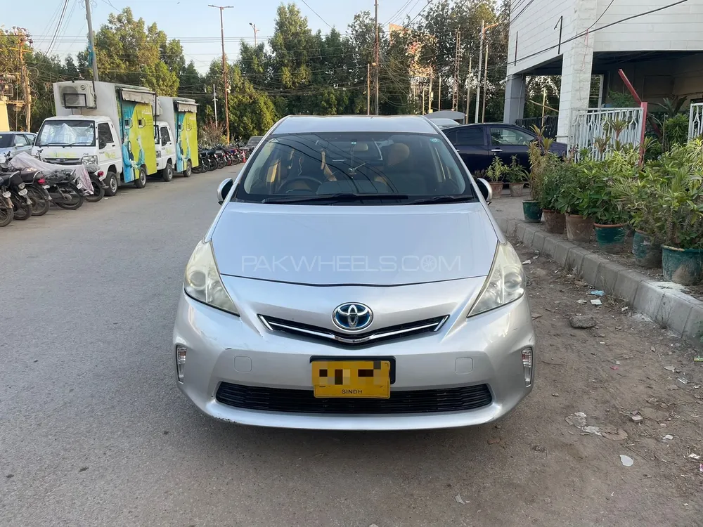 Toyota Prius Alpha 2014 for Sale in Karachi Image-1
