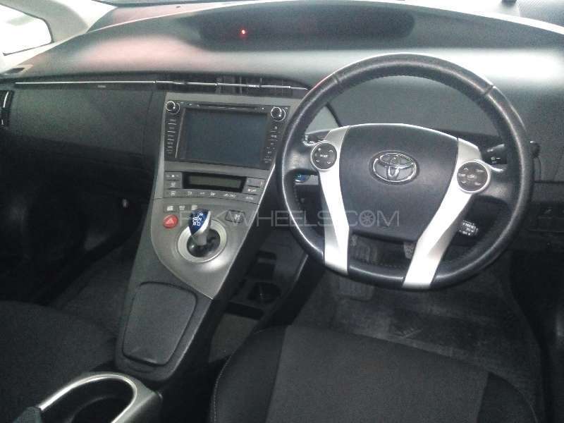 Toyota Prius 2013 for Sale in Peshawar Image-1