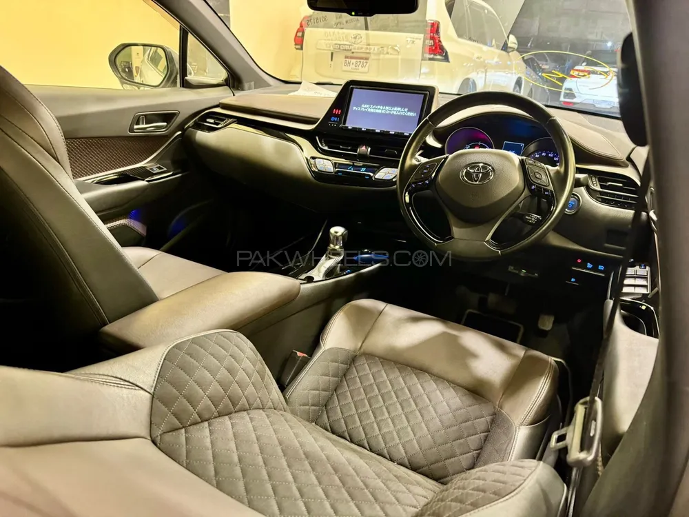 Toyota C-HR 2018 for Sale in Karachi Toyota C-HR 2018 for Sale in Karachi Image-4