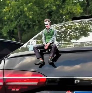 Anime Detective Comics Joker Sitting Model Car Ornament Anime Detective Comics Joker Sitting Model Car Ornament