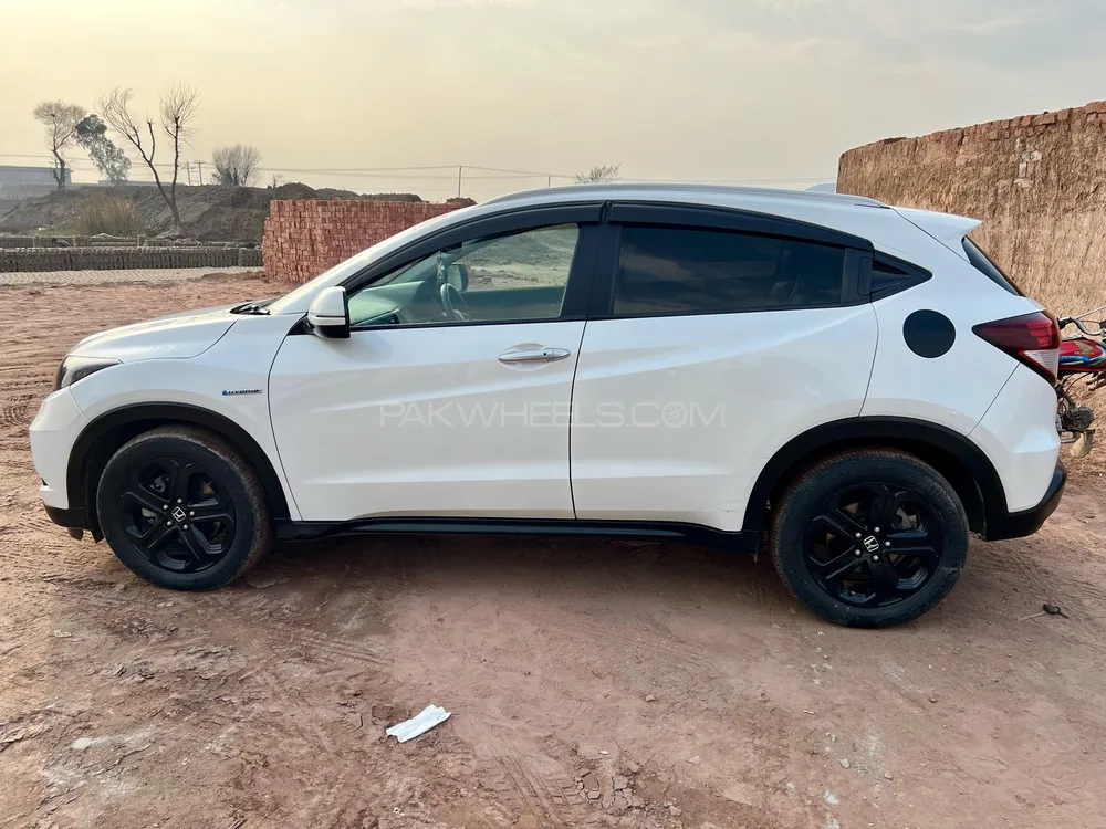 Honda Vezel 2015 for Sale in Jhang Image-1