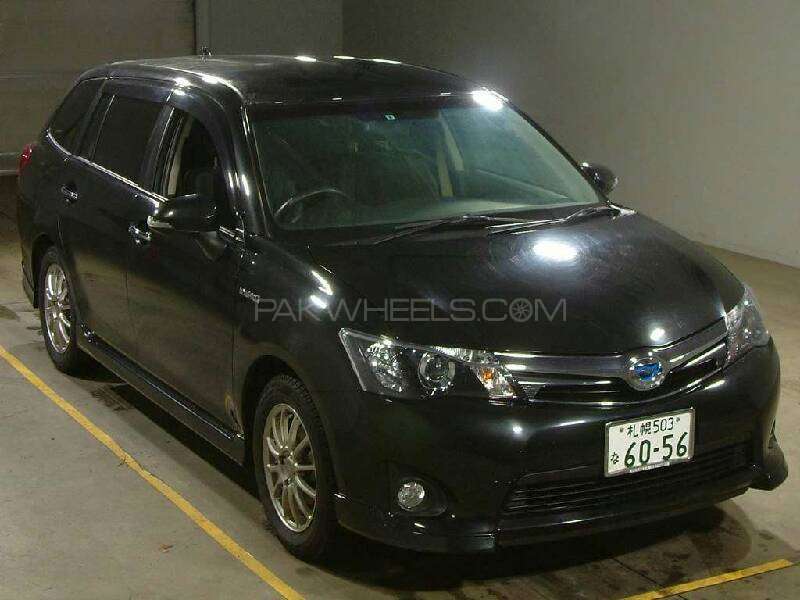 Toyota Corolla Axio 2013 for Sale in Karachi Image-1
