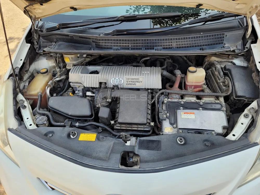 Toyota Prius Alpha 2012 for Sale in Lahore Image-1