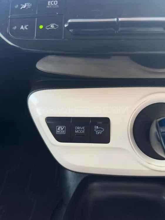 Toyota Prius 2018 for Sale in Lahore Toyota Prius 2018 for Sale in Lahore Image-6