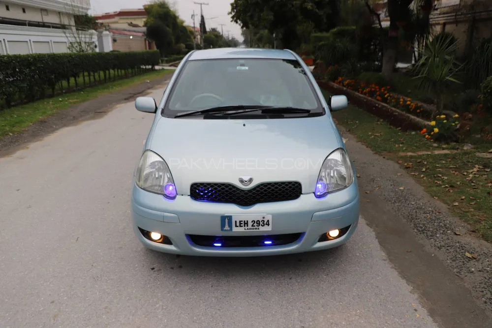 Toyota Vitz 2004 for Sale in Mardan Image-1