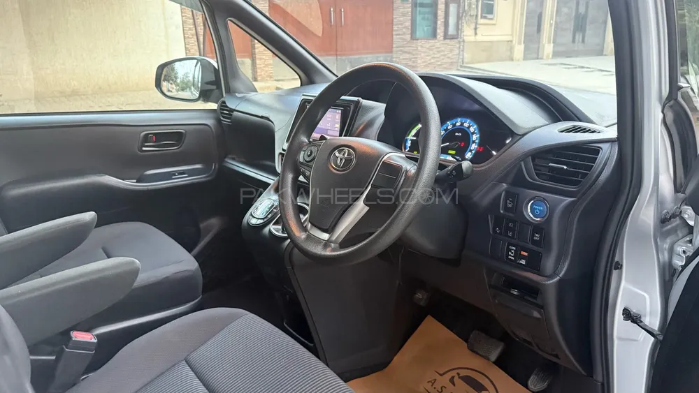 Toyota Voxy 2017 for Sale in Karachi Toyota Voxy 2017 for Sale in Karachi Image-9