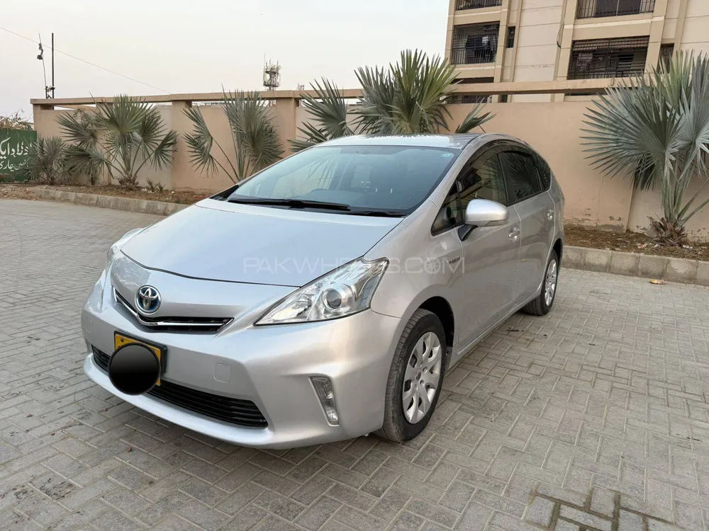 Toyota Prius Alpha 2014 for Sale in Karachi Image-1