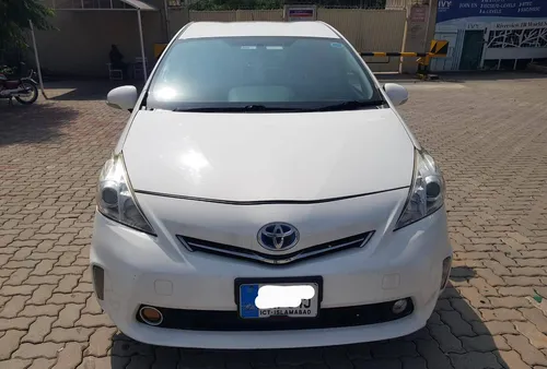 Toyota Prius Alpha S 2014
