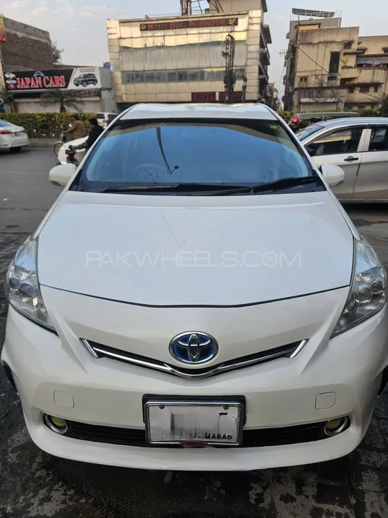 Toyota Prius Alpha 2013 for Sale in Rawalpindi Image-1