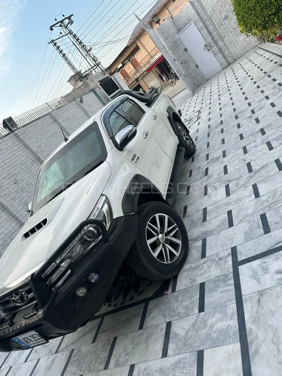 Toyota Hilux 2017 for Sale in Nowshera Toyota Hilux 2017 for Sale in Nowshera Image-2