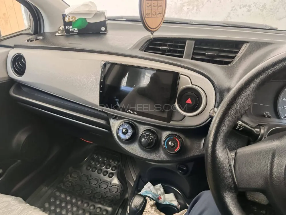 Toyota Vitz 2011 for Sale in Shakargarh Image-1