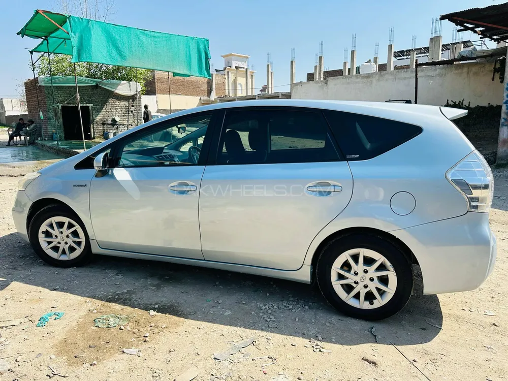 Toyota Prius Alpha 2014 for Sale in Islamabad Image-1