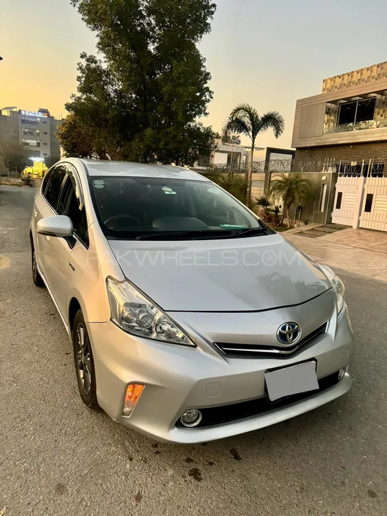 Toyota Prius Alpha 2011 for Sale in Lahore Image-1