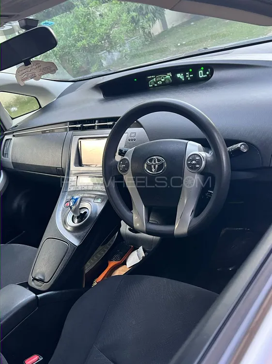 Toyota Prius 2014 for Sale in Lahore Toyota Prius 2014 for Sale in Lahore Image-10