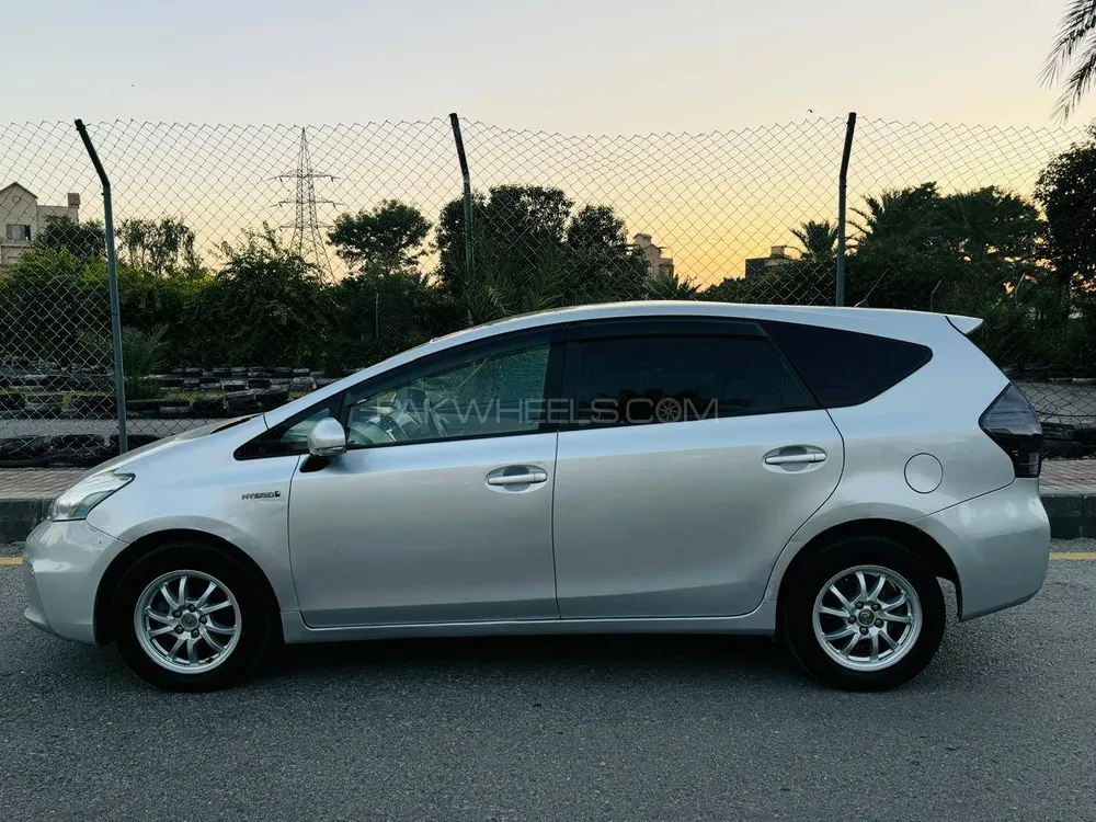 Toyota Prius Alpha 2013 for Sale in Islamabad Image-1