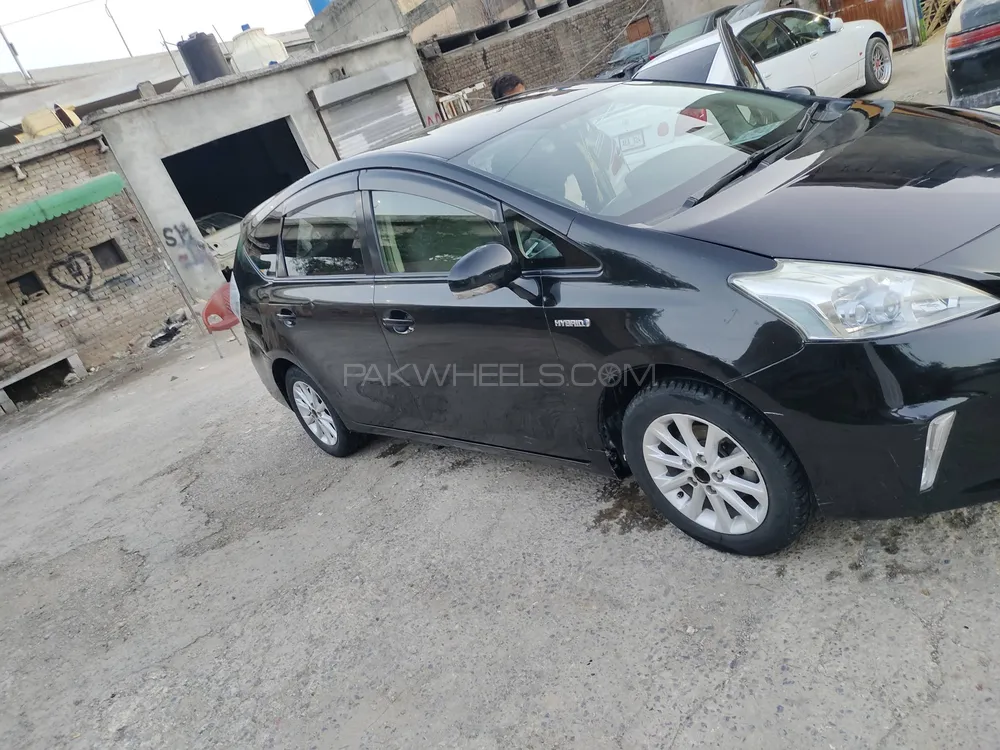 Toyota Prius Alpha 2011 for Sale in Islamabad Image-1