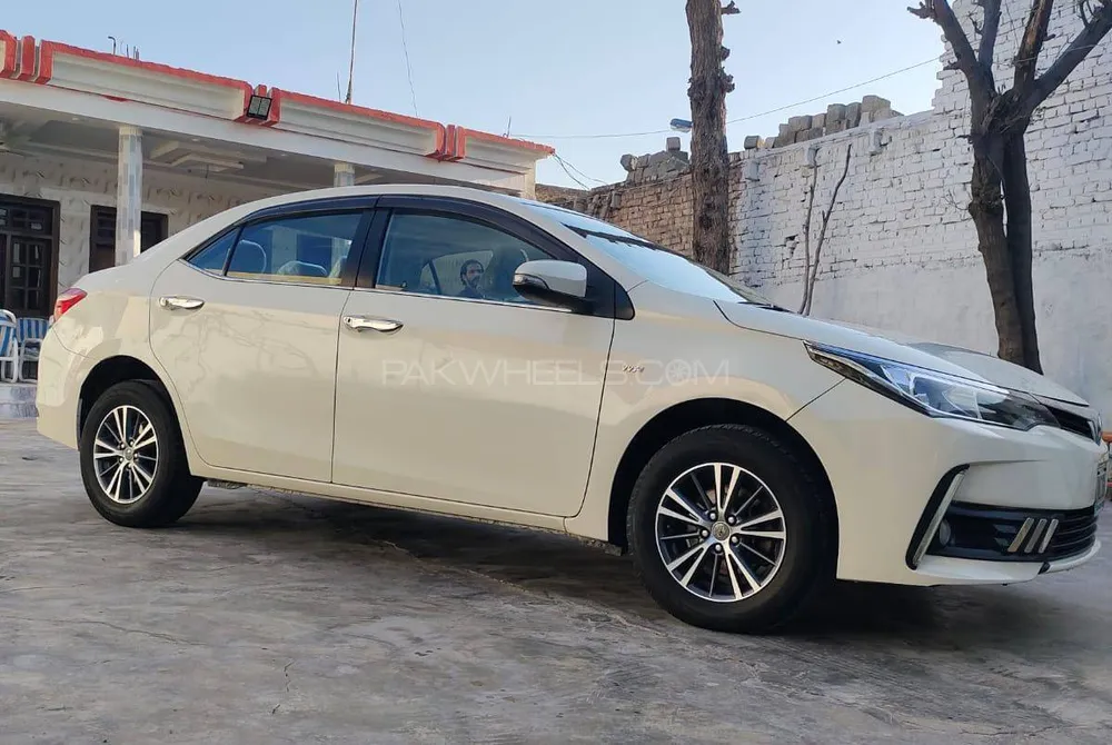 Toyota Corolla 2018 for Sale in Peshawar Image-1