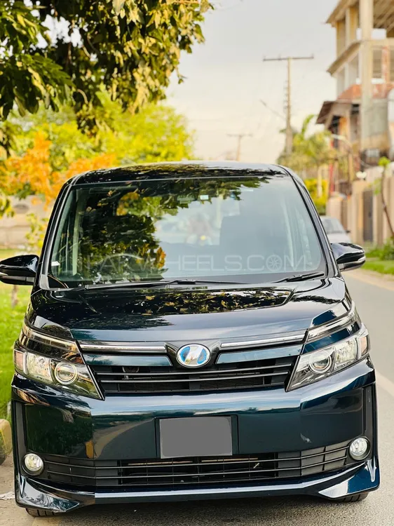 Toyota Voxy 2017 for Sale in Lahore Image-1