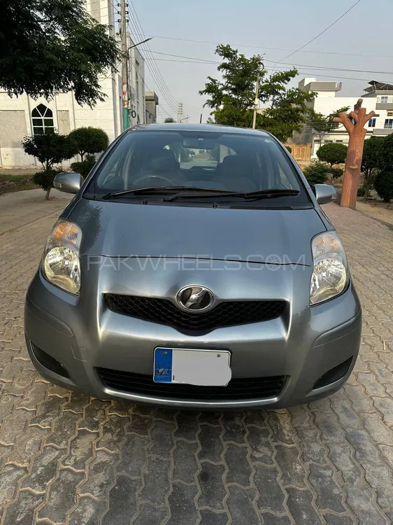 Toyota Vitz 2010 for Sale in Okara Image-1
