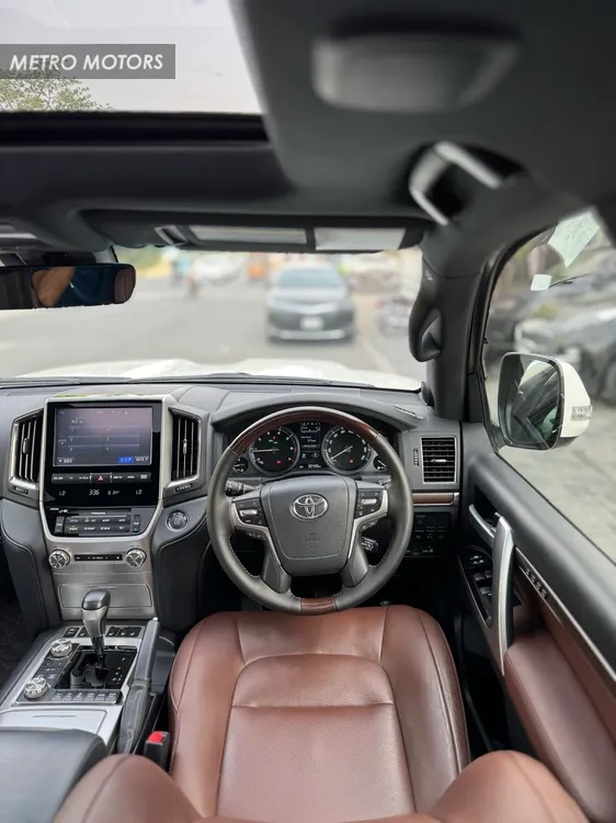 Toyota Land Cruiser 2017 for Sale in Lahore Toyota Land Cruiser 2017 for Sale in Lahore Image-9