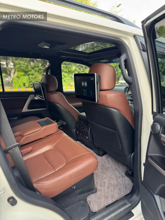 Toyota Land Cruiser 2017 for Sale in Lahore Toyota Land Cruiser 2017 for Sale in Lahore Image-12