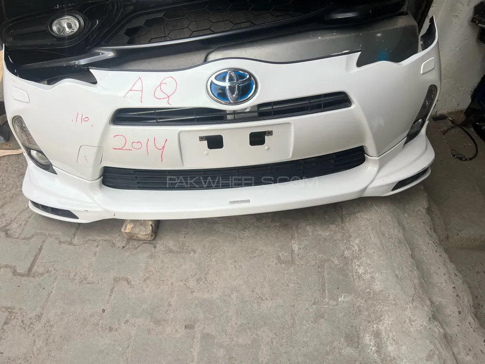 aqua 2013 orignal bumper and body kites side skirt orignal paint  Image-1