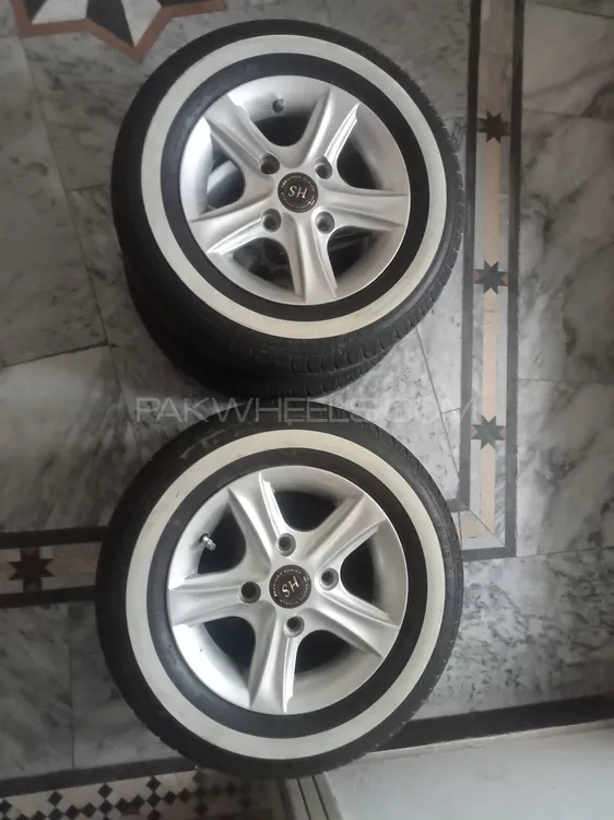 car tyre with alloy rim Image-1