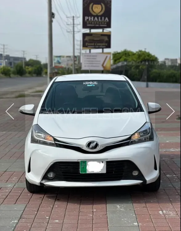 Toyota Vitz 2014 for Sale in Jalalpur Jattan Image-1
