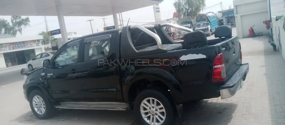 Toyota Hilux 2015 for Sale in Pindi gheb Toyota Hilux 2015 for Sale in Pindi gheb Image-6