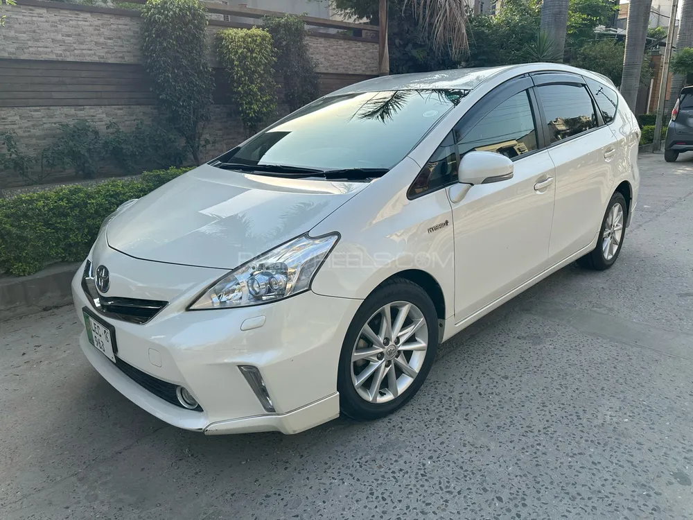 Toyota Prius Alpha 2012 for Sale in Gujranwala Image-1