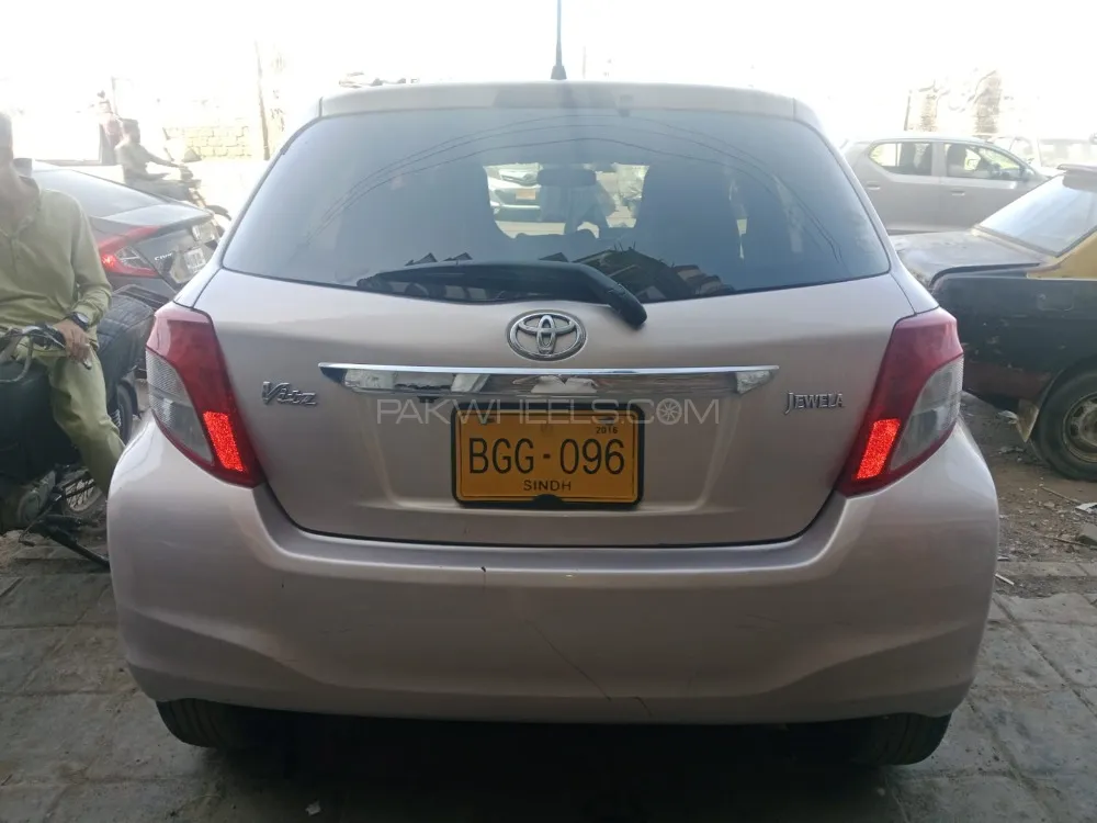Toyota Vitz 2012 for Sale in Karachi Image-1