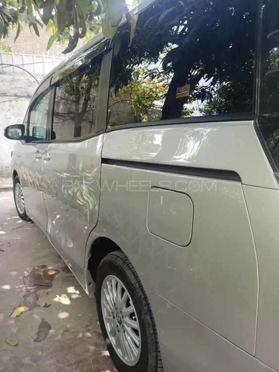 Toyota Voxy 2015 for Sale in Mardan Image-1