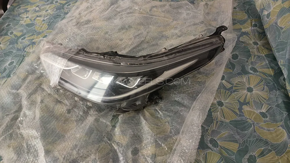 toyota yaris sport head lights Image-1