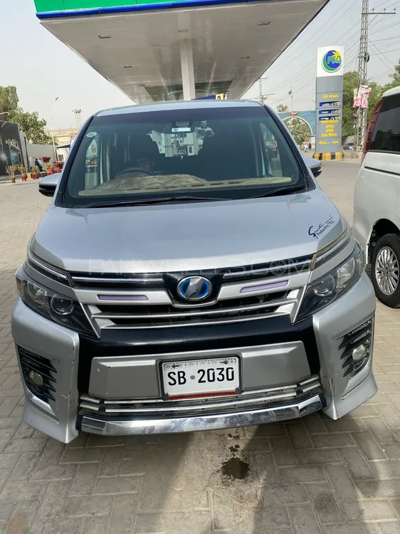 Toyota Voxy 2017 for Sale in Sukkur Image-1