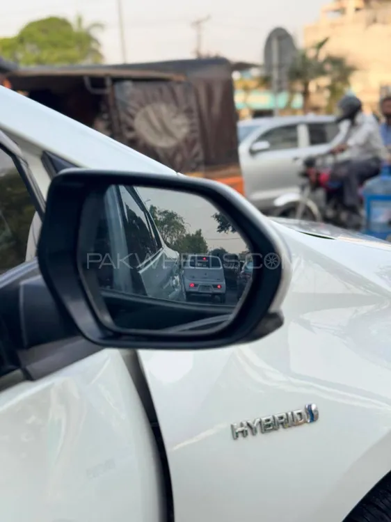 Toyota Prius 2017 for Sale in Lahore Toyota Prius 2017 for Sale in Lahore Image-4