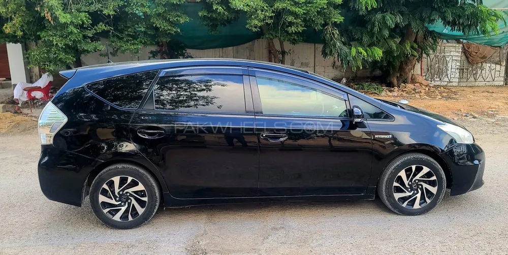 Toyota Prius Alpha 2012 for Sale in Karachi Image-1