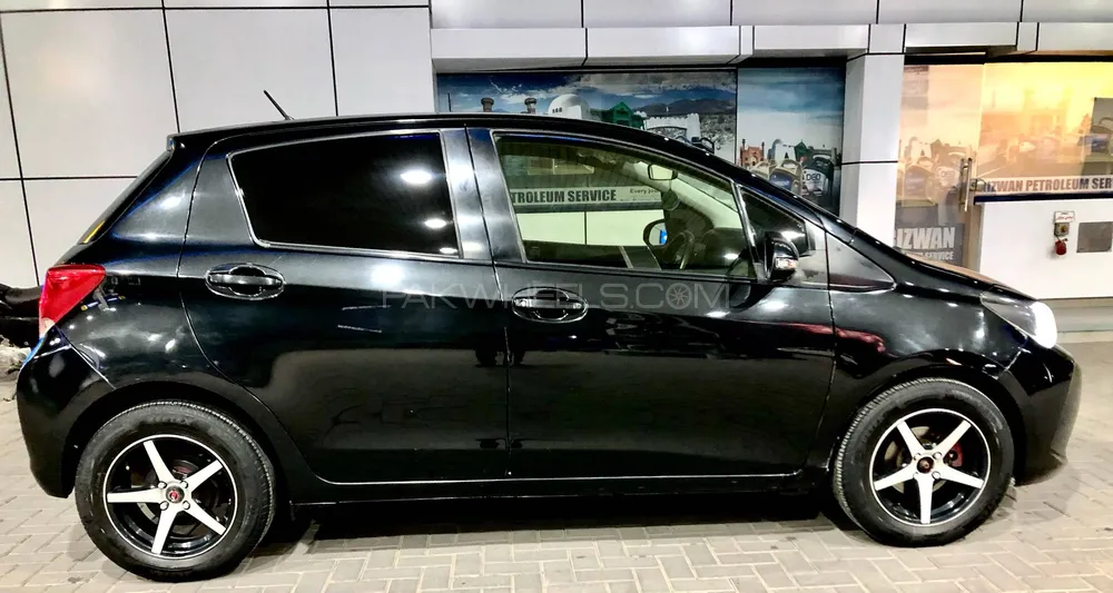 Toyota Vitz 2015 for Sale in Multan Image-1